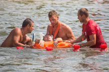 Pokaz ratownictwa wodnego na plaży w Charzykowach (FOTO)