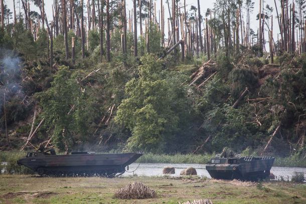 Brda: wojsko na miejscu. Amfibie już pracują w rzece (FOTO)