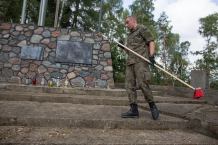 Żołnierze z Bartoszyc oczyszczają teren przy pomniku Żołnierzy 18. Pułku Ułanów Pomorskich w Krojantach
