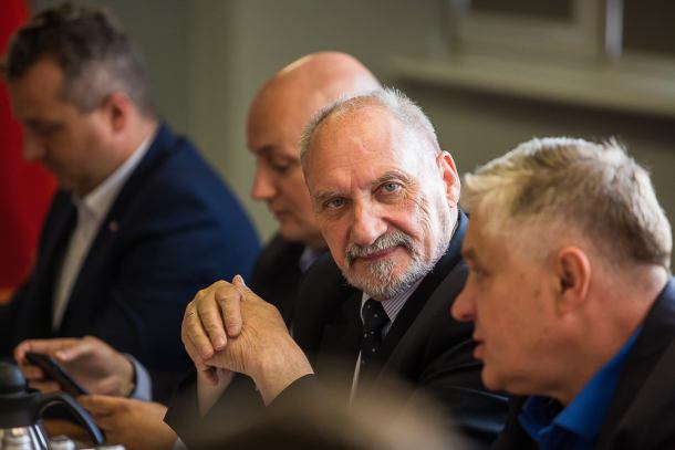 Minister Macierewicz zadowolony z działań wojska pracującego przy usuwaniu skutków nawałnicy