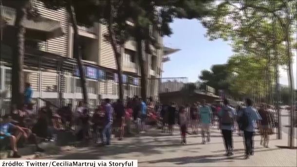 Ulice Barcelony znów tętnią życiem. Setki kibiców w okolicach stadionu Camp Nou