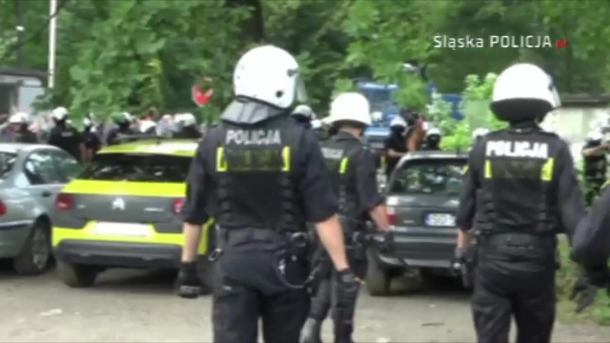 Kibolska zadyma udaremniona w Katowicach. Policjanci użyli gumowych pocisków