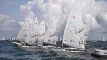 Mateusz Grzempa z Chojnickiego Klubu Żeglarskiego ze złotym medalem regat Laser Europa Cup Poland