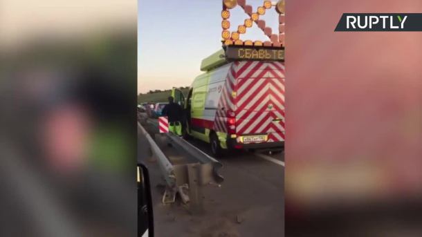 28 zniszczonych pojazdów, kilka spalonych. Karambol na rosyjskiej autostradzie