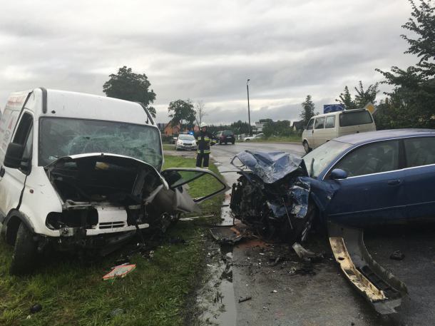Jedna osoba ranna po zderzeniu osobowego audi i dostawczego renault (FOTO)