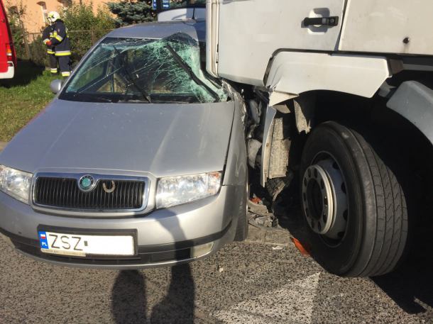Wypadek w Barkowie. Ciężarówka uderzyła w skodę