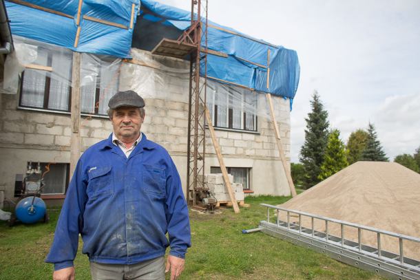 Ponad miesiąc po nawałnicy wiele budynków nadal bez dachów. Wszyscy chcą zdążyć przed zimą