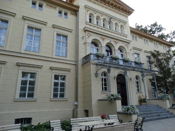 Rada Powiatu Sępoleńskiego chce znać wycenę przedmiotów pozostawionych w sprzedanym pałacu w Sypniewie