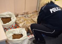 Nielegalny tytoń, papierosy i alkohol odkryli chojniccy policjanci w jednym z tutejszych sklepów