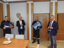 Tadeusz Zwiefka podarował pilarki strażakom OSP z powiatu tucholskiego