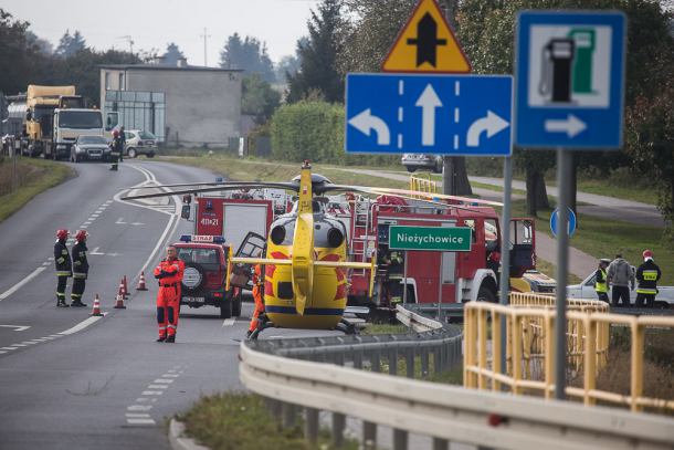 Wypadek na DW 212 pod Chojnicami. Po rannego przyleciał śmigłowiec (FOTO)