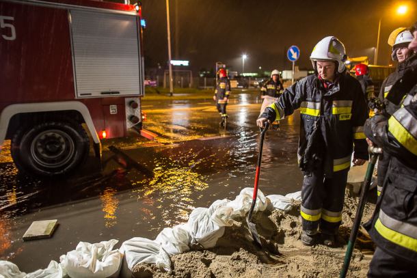 Woda zalała skrzyżowanie ulicy Tucholskiej z Przemysłową  (FOTO)