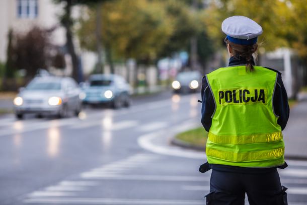 Jazda pijanego mieszkańca Czerska zakończona kolizją i napaścią na policjantów