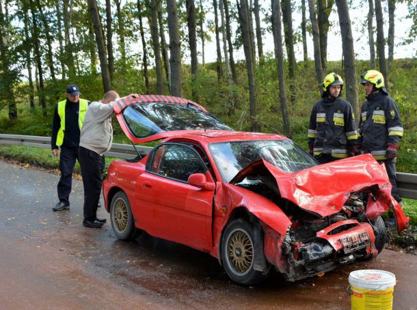 Trzy osoby ranne w wypadku na drodze Wiele - Karsin