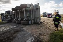 Na DW 212 wywróciła się ciężarówka. Droga była zablokowana (FOTO)