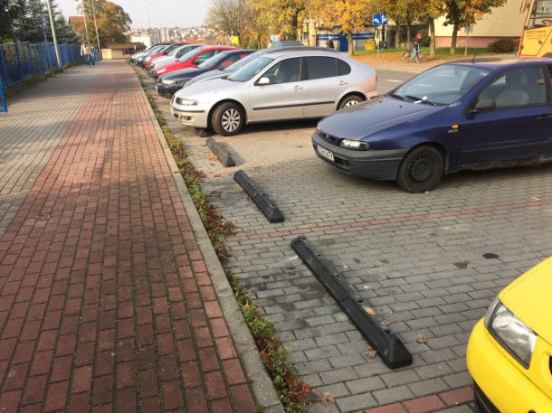 W Chojnicach są już pierwsze ograniczniki parkingowe