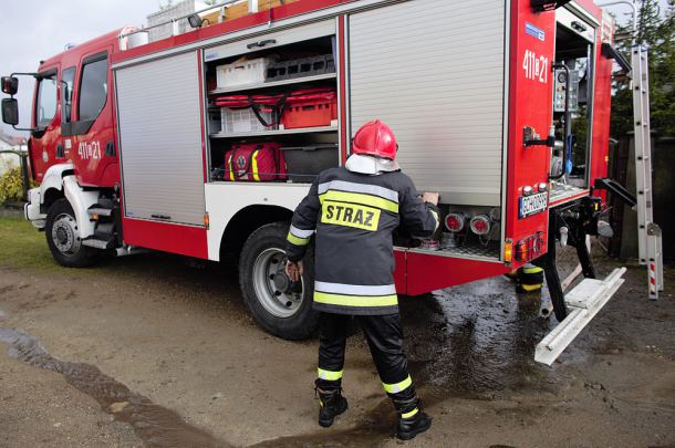 Silny wiatr daje się we znaki. Strażacy mają pełne ręce roboty