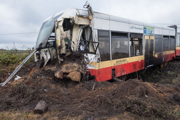 Śmieciarka wjechała pod szynobus w Nowym Gronowie. Kilkanaście osób poszkodowanych (FOTO)