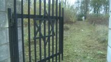 Ciało noworodka na cmentarzu w Ożarowie. Obok były nadpalone ubrania