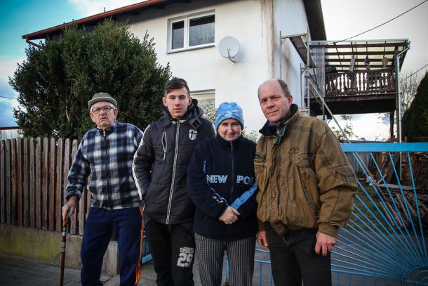 Wiatr zerwał plandekę z dachu. Deszcz zalał remontowany po nawałnicy dom rodziny z Rytla