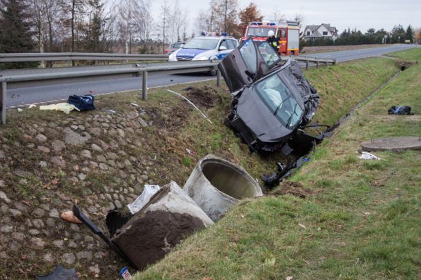 Hyundai dachował i wpadł do rowu. Wypadek między Pawłowem i Silnem (FOTO)