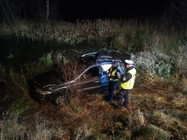 Dwaj Ukraińcy wpadli autem do jeziora. Kierujący był pijany