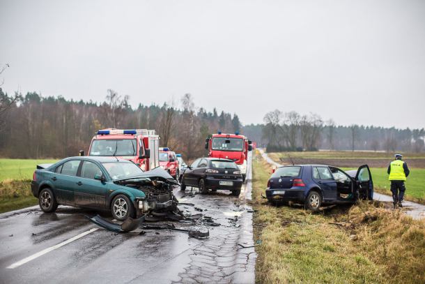 Zderzenie trzech samochodów na trasie Chojnice - Brusy. Pięć osób poszkodowanych