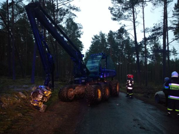 Zderzenie osobówki z harvesterem