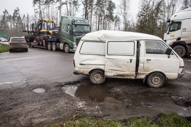 Zderzenie auta dostawczego i ciężarówki na drodze Chojnice - Czersk