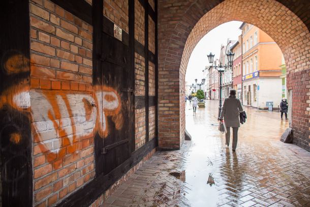 Na Bramie Człuchowskiej w Chojnicach pojawiło się sporych rozmiarów graffiti