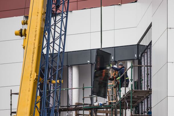 W końcu ruszył montaż szklanej elewacji Chojnickiego Centrum Kultury (FOTO)