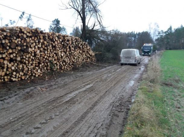 Droga do Stobna-Borków w gminie Tuchola zniszczona przez transport z drewnem