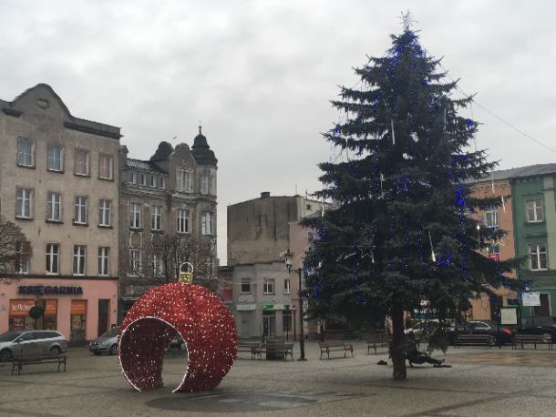 Światełka na drzewach, bombka i choinka w centrum miasta. Tak Kościerzyna czeka na święta