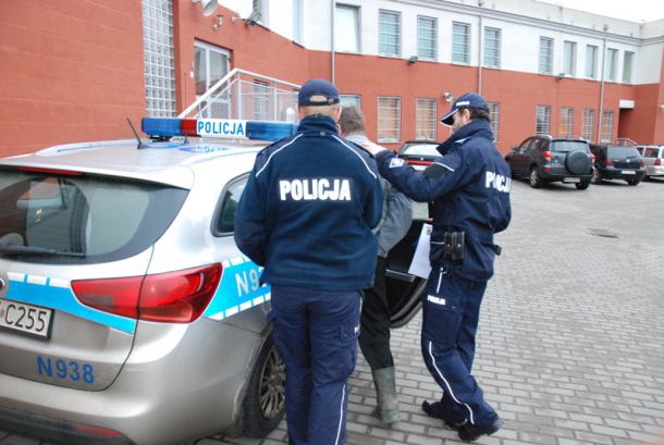 Znęcał się nad żoną i ukrywał nielegalną broń palną oraz amunicję