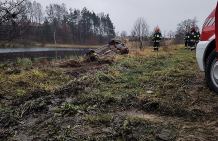 Osobówka dachowała w stawie (FOTO)