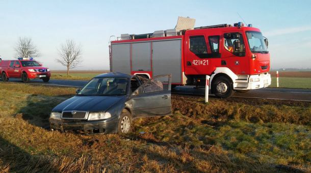 Dachowanie samochodu osobowego na drodze krajowej nr 25