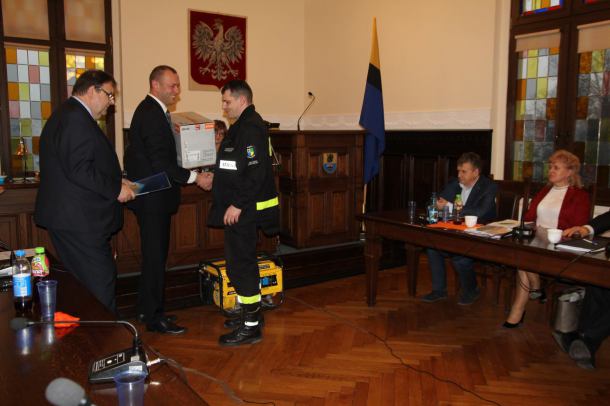 Strażacy i policjanci z powiatu chojnickiego obdarowani nowym sprzętem za ponad 100 tys. złotych