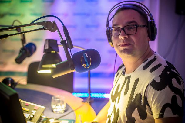 W Sylwestra włącz Weekend FM. Przed odbiorniki zaprasza Kamil Gierczak