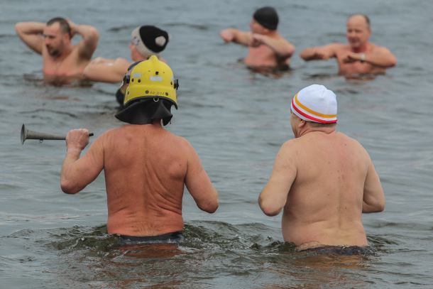 W wodzie, podczas biegu i na meczu. Chojnice przywitały Nowy Rok na sportowo