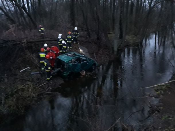 Wypadek w powiecie człuchowskim. Samochód osobowy wpadł do rzeki