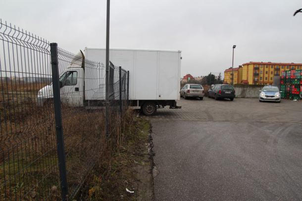 Niecodzienne potrącenie w Chojnicach. Kierowcę przejechało jego własne auto (FOTO)