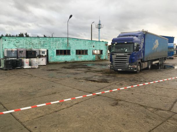 Dwadzieścia cztery tony podejrzanych substancji na jednej z działek w Karsinie (FOTO)