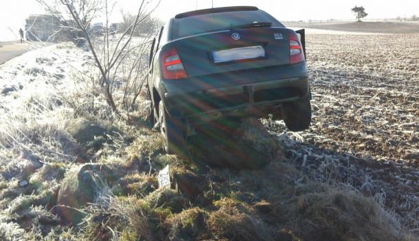 Zderzenie osobowego audi i skody na drodze wojewódzkiej nr 235 w okolicach Brus