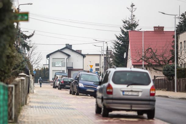 Zastawione autami chodniki i ścieżki rowerowe na jednej z nowych ulic w Chojnicach
