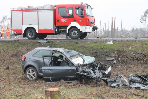 Zderzenie samochodu osobowego z ciężarówką (FOTO)