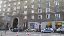 Martwy mężczyzna w mieszkaniu, ciało kobiety przed blokiem. Policja zatrzymała jedną osobę
