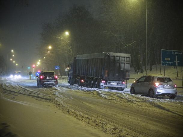 Trudne warunki na drogach w regionie. TIR-y mają problem z podjazdem pod wzniesienia (FOTO, WIDEO)