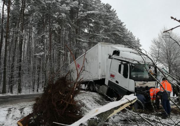 Droga krajowa nr 25 Człuchów - Koszalin była zablokowana. Przewróciła się ciężarówka