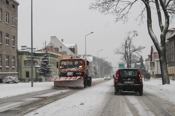 Intensywne opady śniegu, zawieje i zamiecie śnieżne. IMGW wydał ostrzeżenia dla naszego regionu