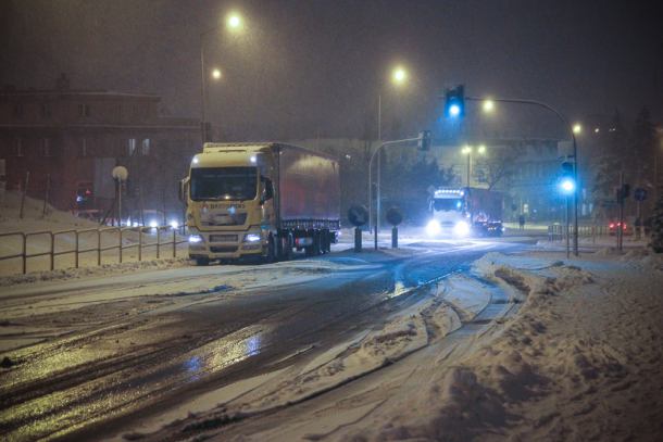 Trudna sytuacja na drogach. Ciężarówki mają problem z podjazdem pod wzniesienia
